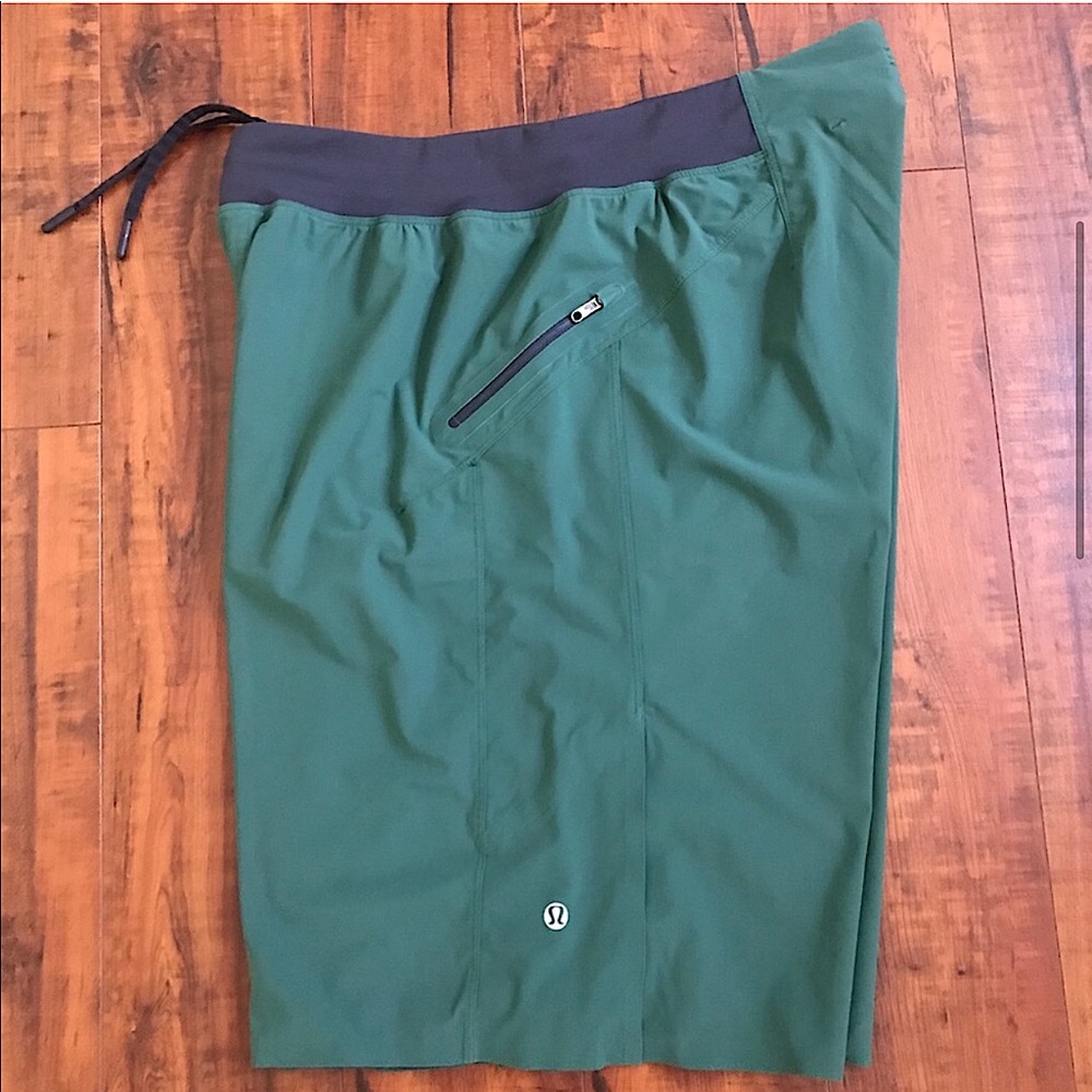 Lululemon The Short green medium 11 inch